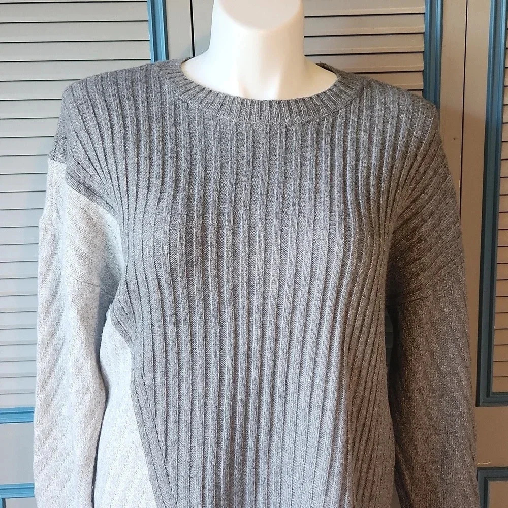 Simply Vera Wang Women’s Gray Asymmetrical Sweater - Picture 3 of 13
